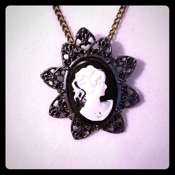 Handcrafted 18” Lady Rose Black Cameo Necklace - Picture 1 of 7